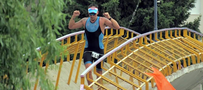 El ganador de la distancia larga Lucas Martini